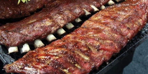 Kako dimiti svinjska rebra: recepti za dimljenje u pušnici, kod kuće